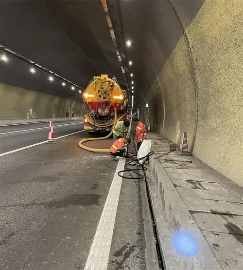 天台隧道排水渠清淤